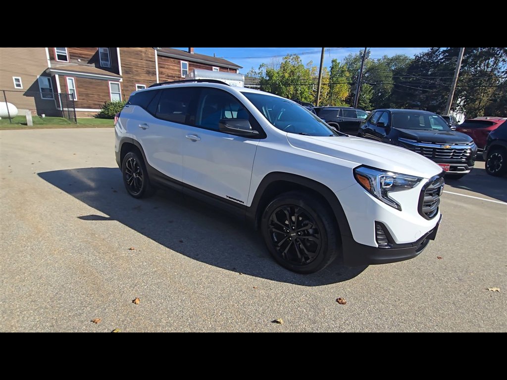 Used 2021 GMC Terrain SLE w/ Driver Convenience Package image 2