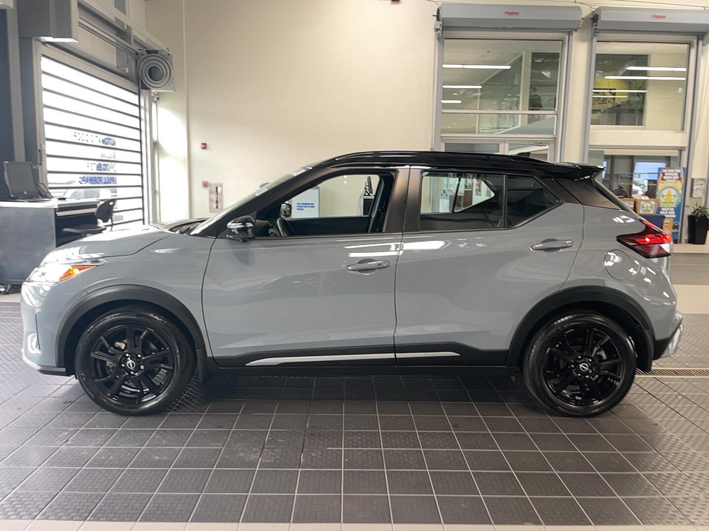 Used 2024 Nissan Kicks SR FWD image 4
