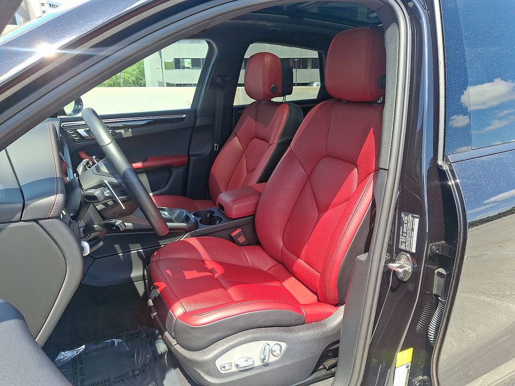 Certified 2024 Porsche Macan image 5