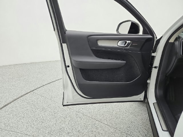 Certified 2025 Volvo XC40 B5 Ultra AWD/4WD image 35