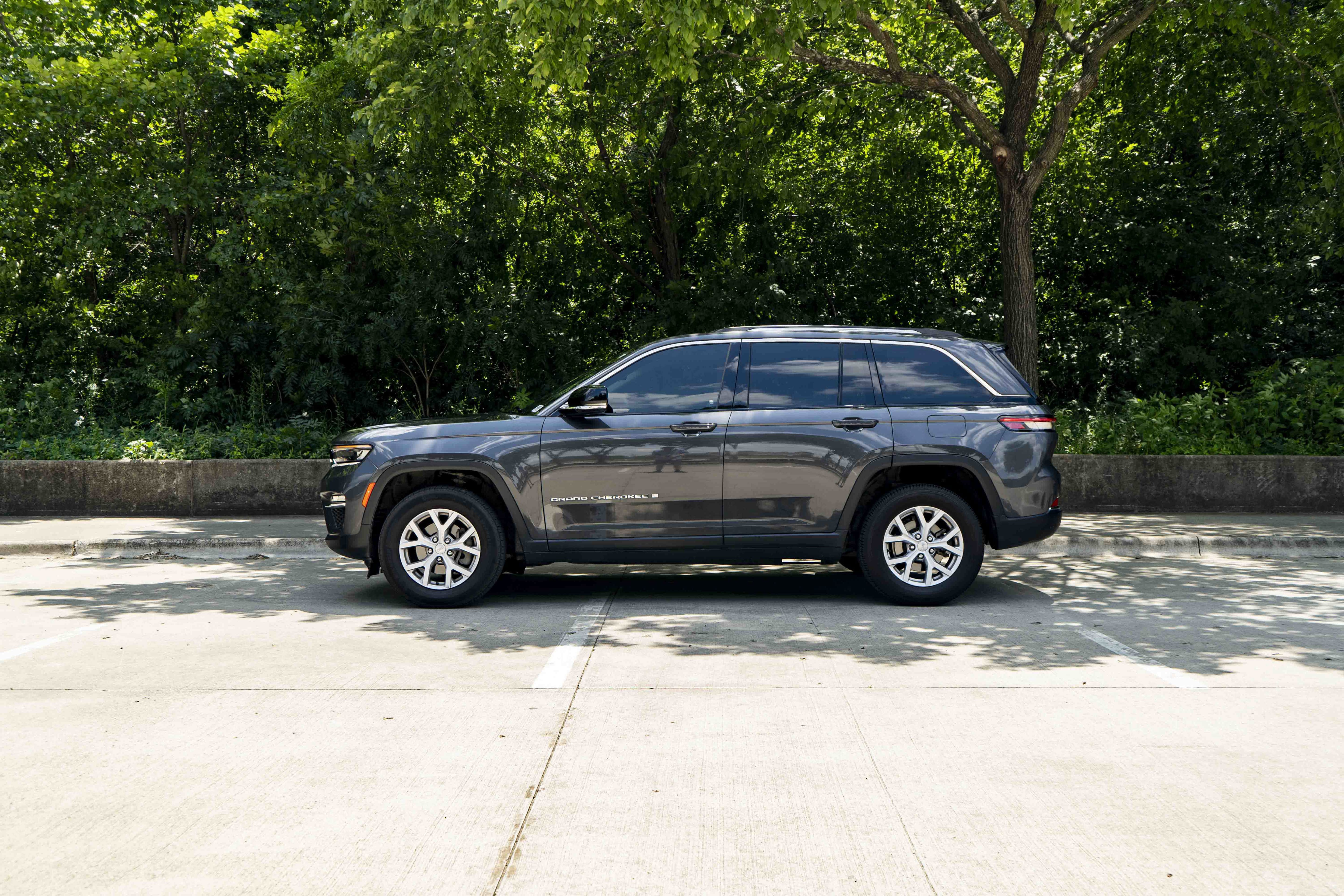 Used 2022 Jeep Grand Cherokee Limited RWD image 5