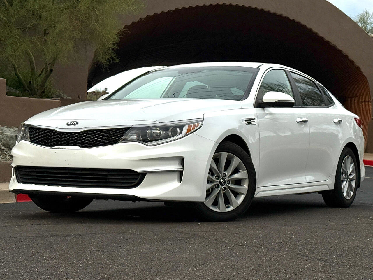 Used 2018 Kia Optima LX w/ 17" Alloy Wheels Package image 2