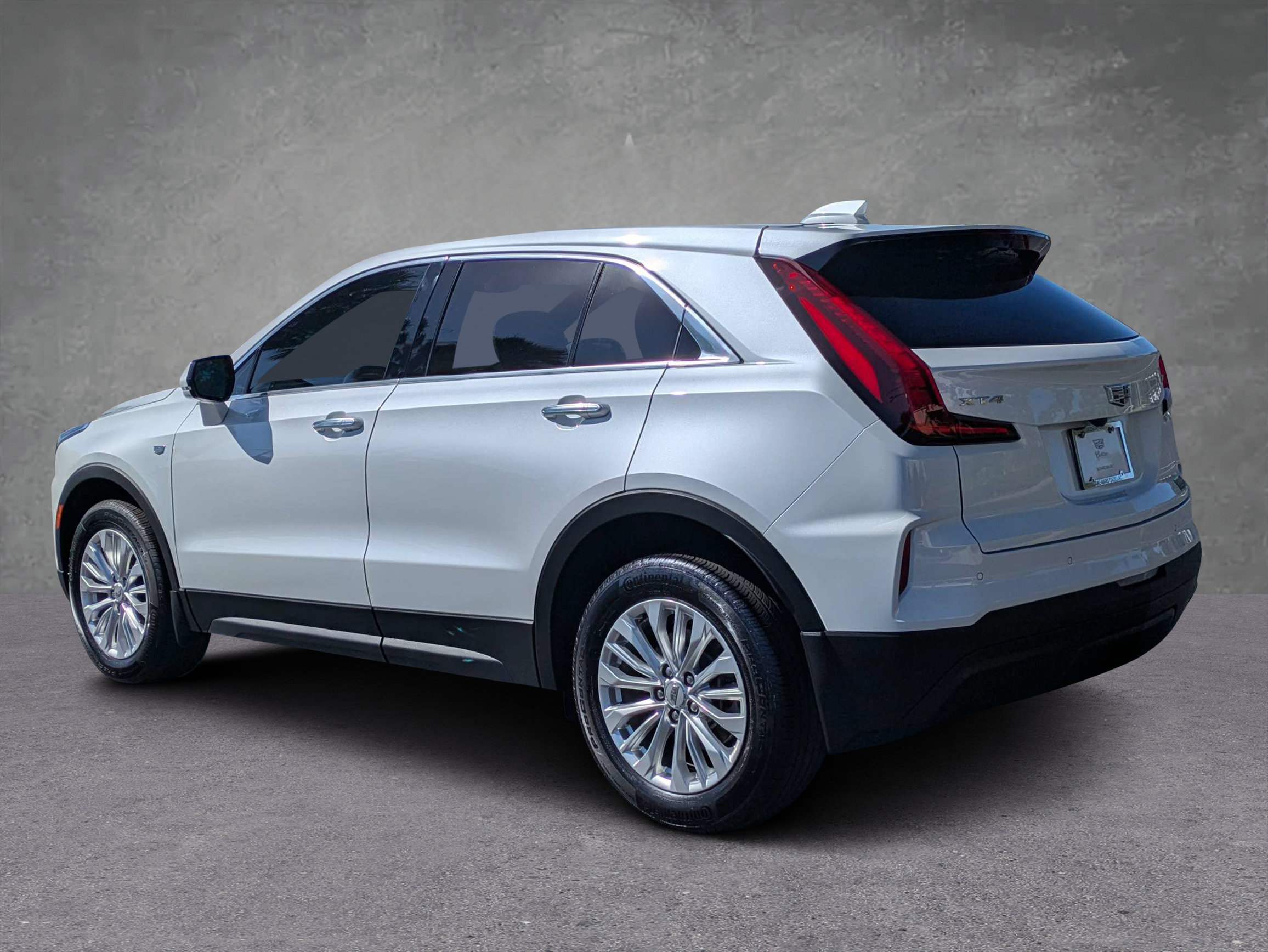 Used 2024 Cadillac XT4 Luxury w/ Cold Weather Package FWD image 2
