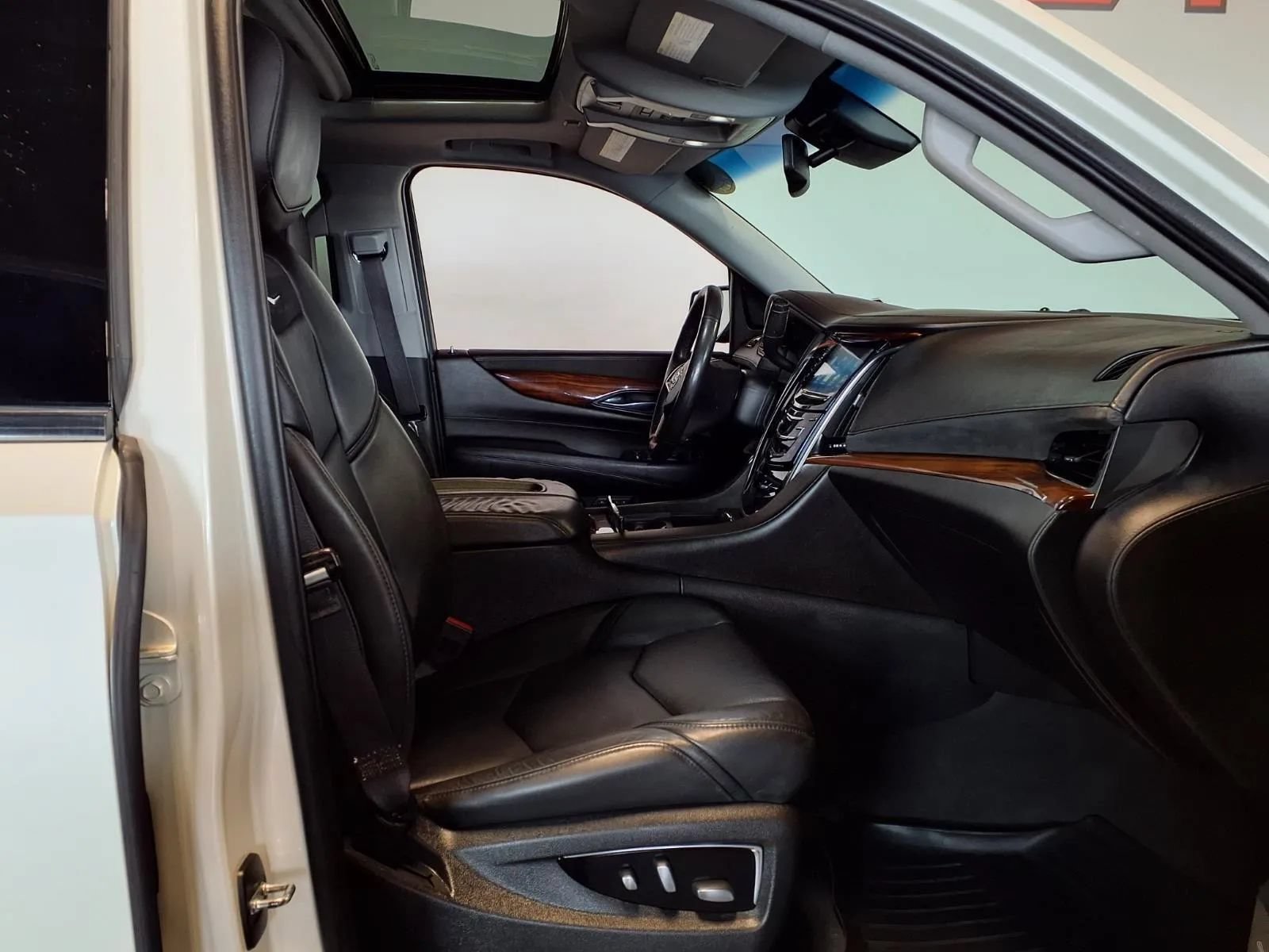 Used 2015 Cadillac Escalade Premium AWD/4WD image 13