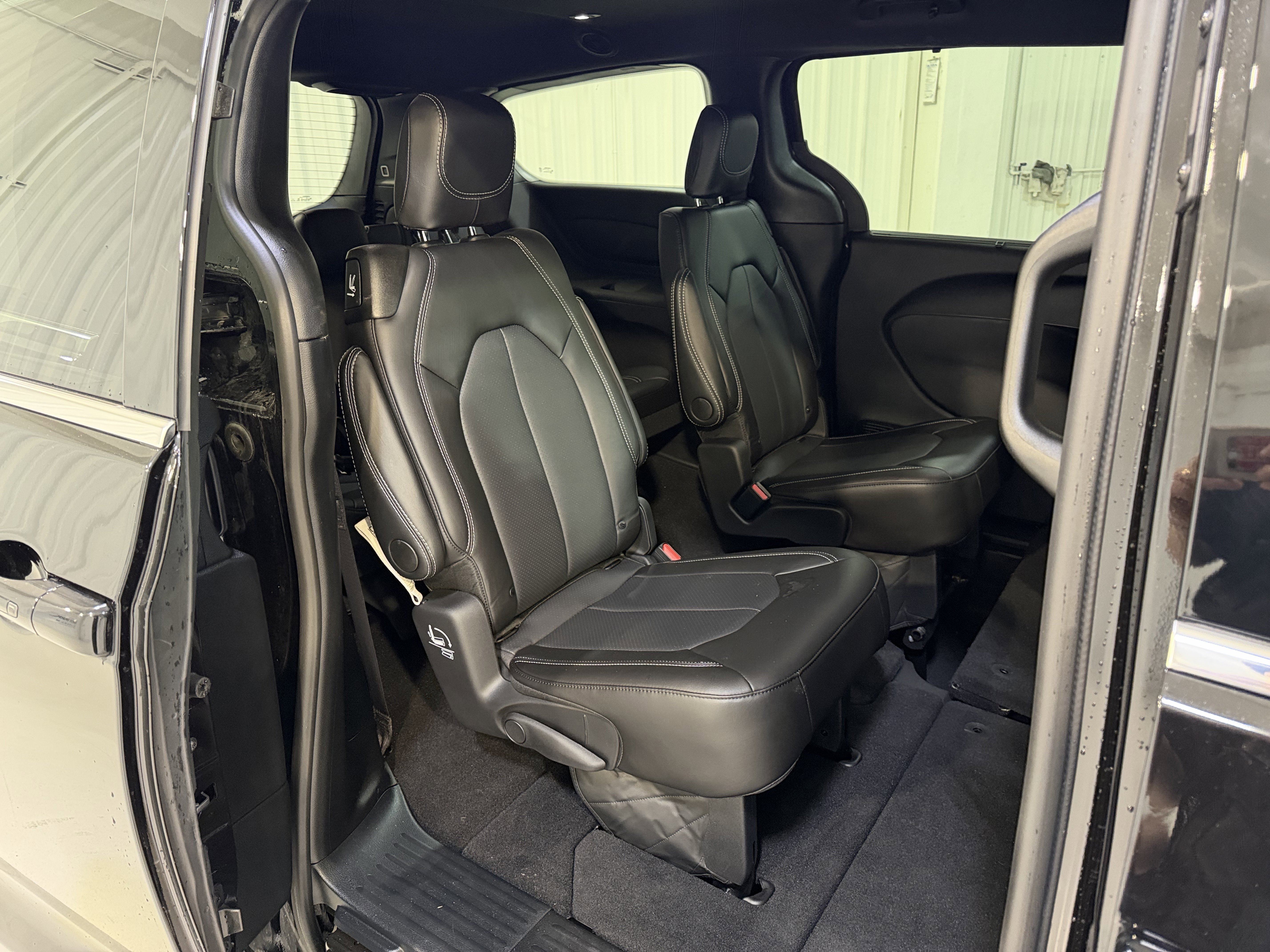Used 2025 Chrysler Pacifica Select FWD image 12