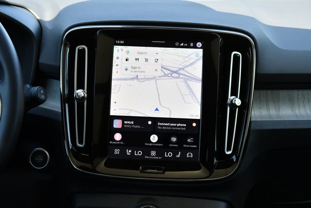 Certified 2026 Volvo XC40 B5 Plus AWD/4WD image 28