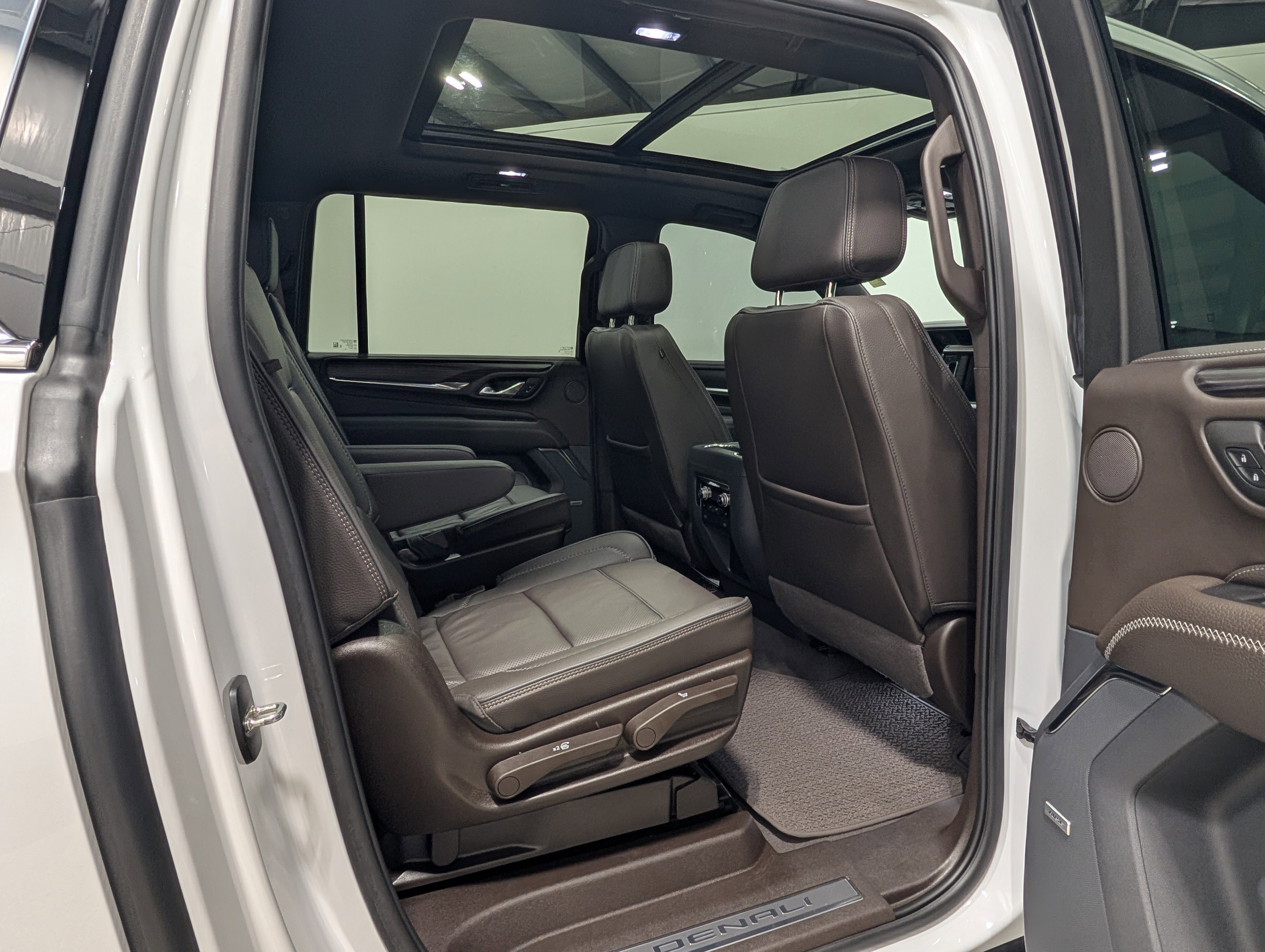 Used 2023 GMC Yukon XL Denali AWD/4WD image 21