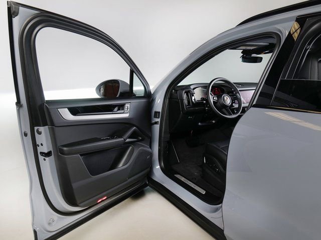 Certified 2026 Porsche Cayenne AWD/4WD image 25