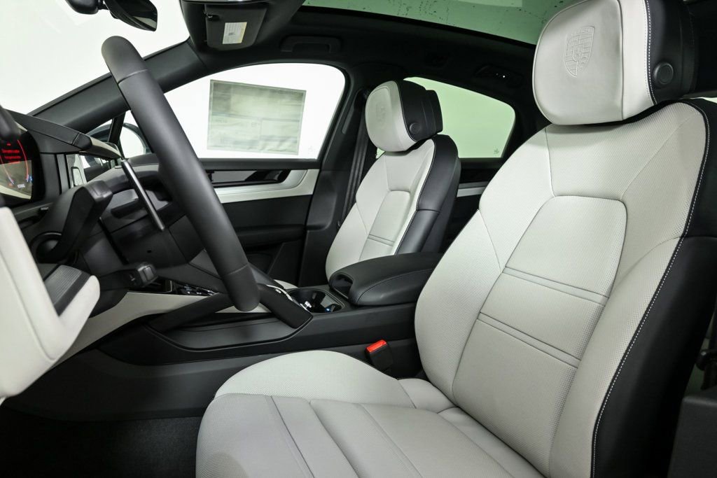 Certified 2025 Porsche Cayenne Coupe image 5