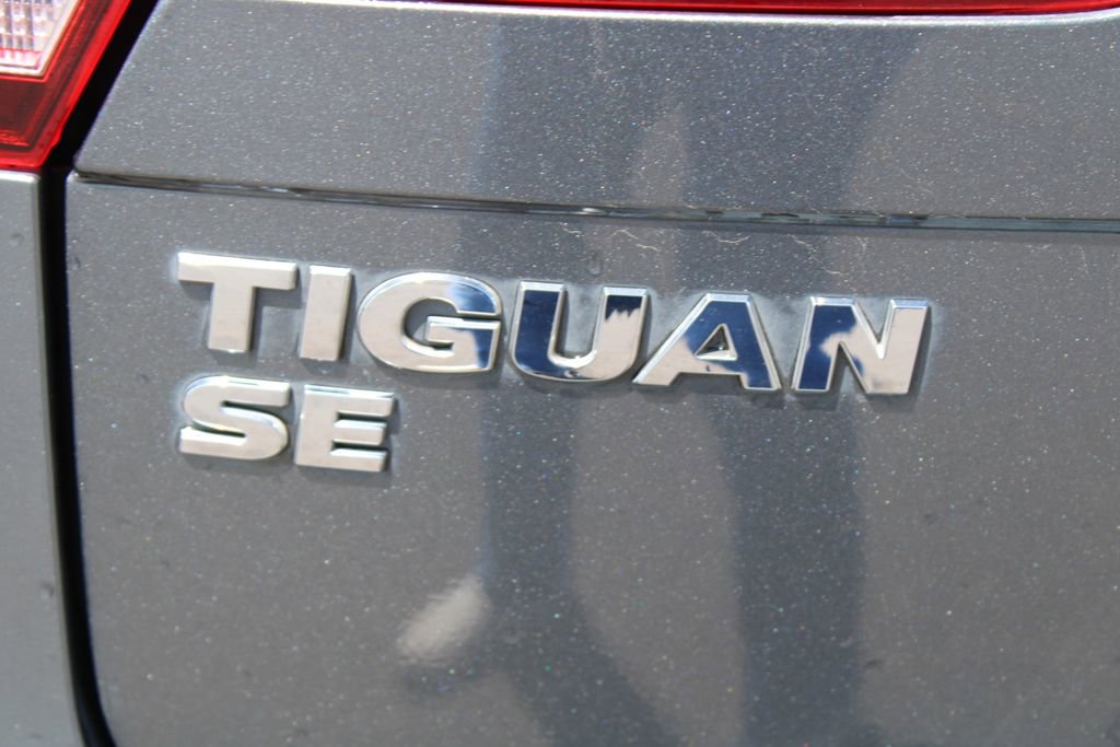 Used 2018 Volkswagen Tiguan SE w/ Panoramic Sunroof Package AWD/4WD image 9