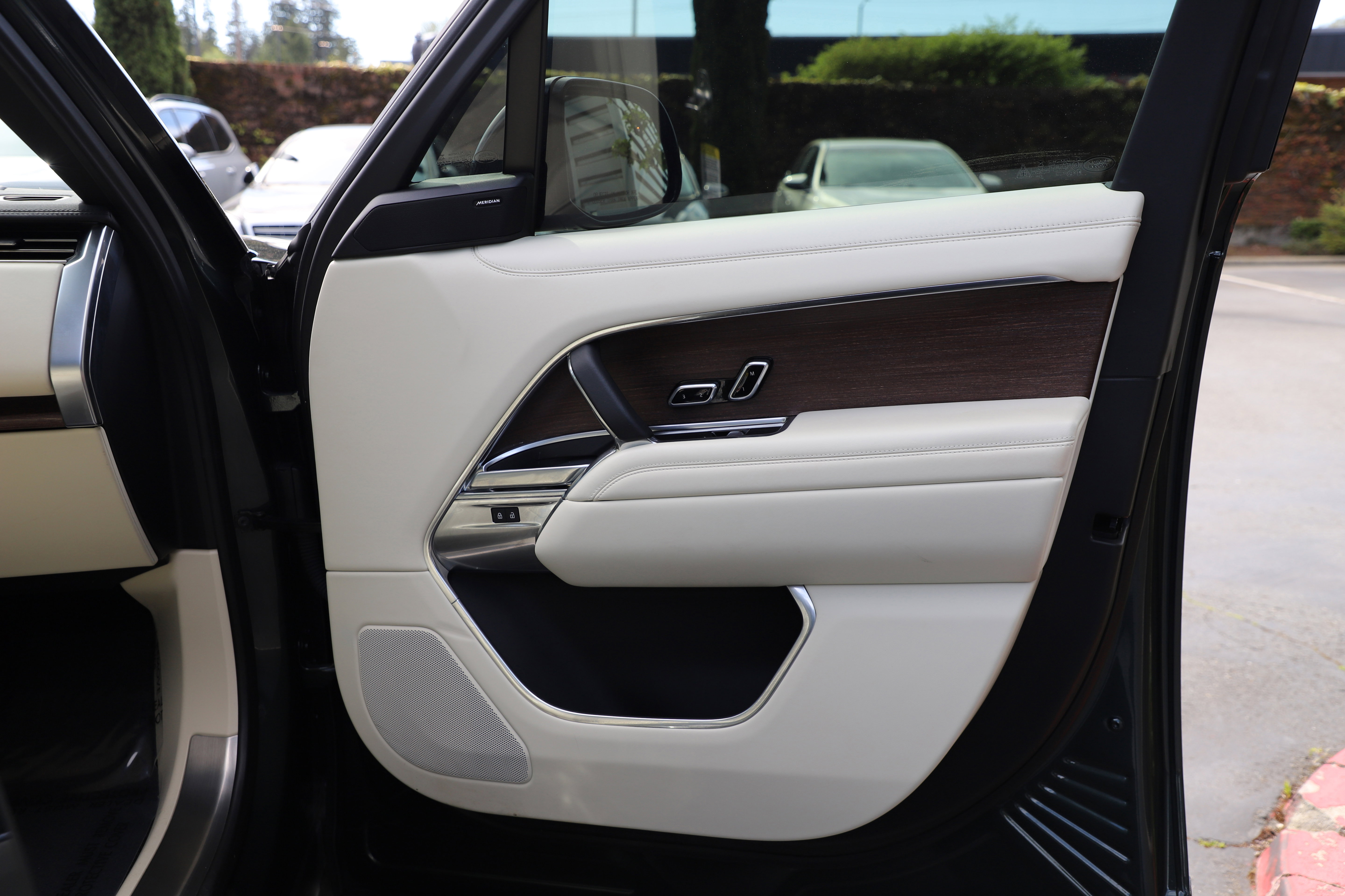Used 2023 Land Rover Range Rover SE AWD/4WD image 9