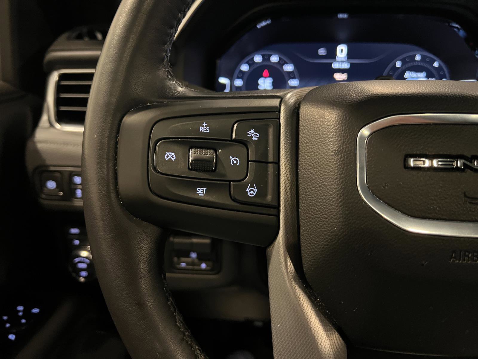 Used 2024 GMC Yukon Denali w/ Advanced Technology Package image 13