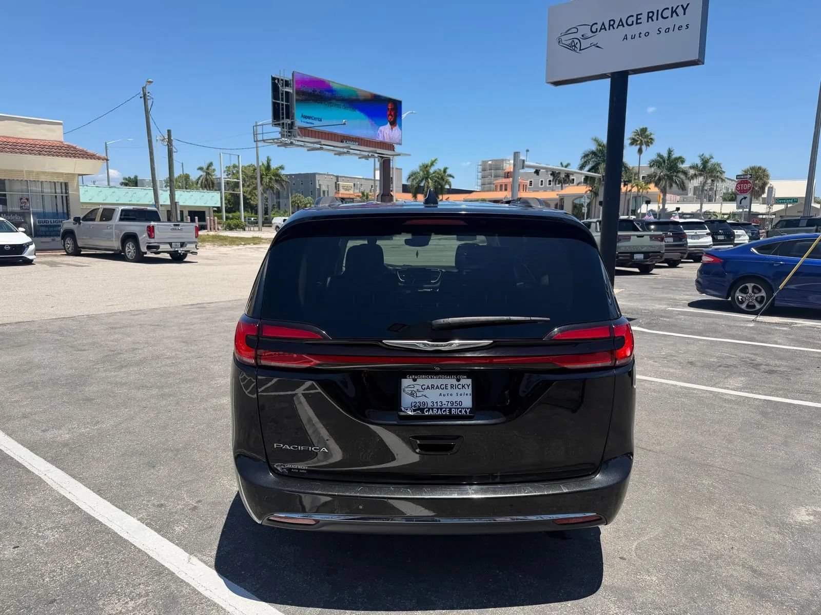 Used 2021 Chrysler Pacifica Touring FWD image 6