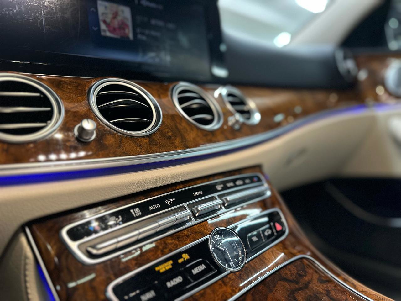 Used 2019 Mercedes-Benz E 300 4MATIC w/ Premium 1 Package image 26