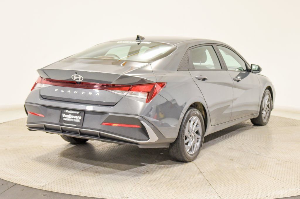 Used 2024 Hyundai Elantra SEL image 11