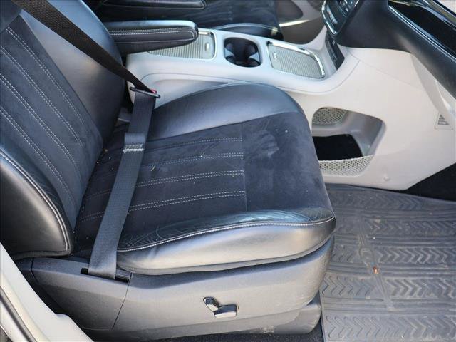 Used 2014 Chrysler Town & Country Touring-L FWD image 15