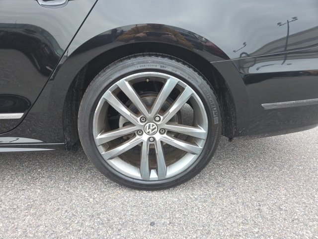 Used 2016 Volkswagen Passat 1.8T R-Line w/ R-Line Lighting Package image 26