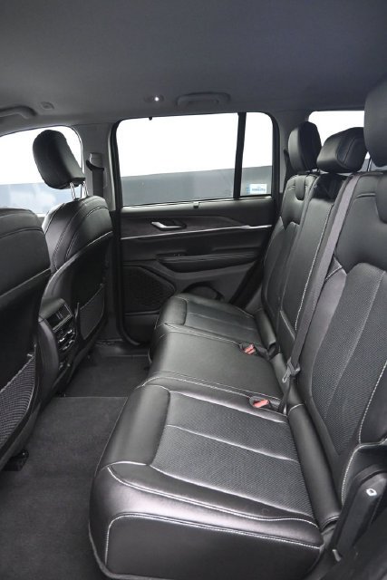 Used 2023 Jeep Grand Cherokee Limited w/ Luxury Tech Group II AWD/4WD image 8