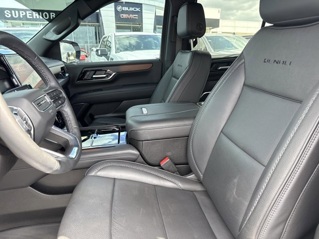 Used 2025 GMC Yukon Denali w/ Sun & Power Step Package image 5