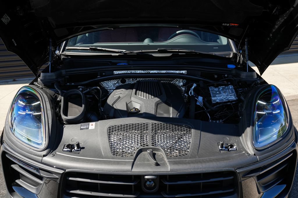 Certified 2026 Porsche Macan AWD/4WD image 10
