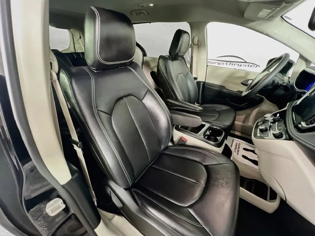 Used 2024 Chrysler Pacifica Touring-L FWD image 29