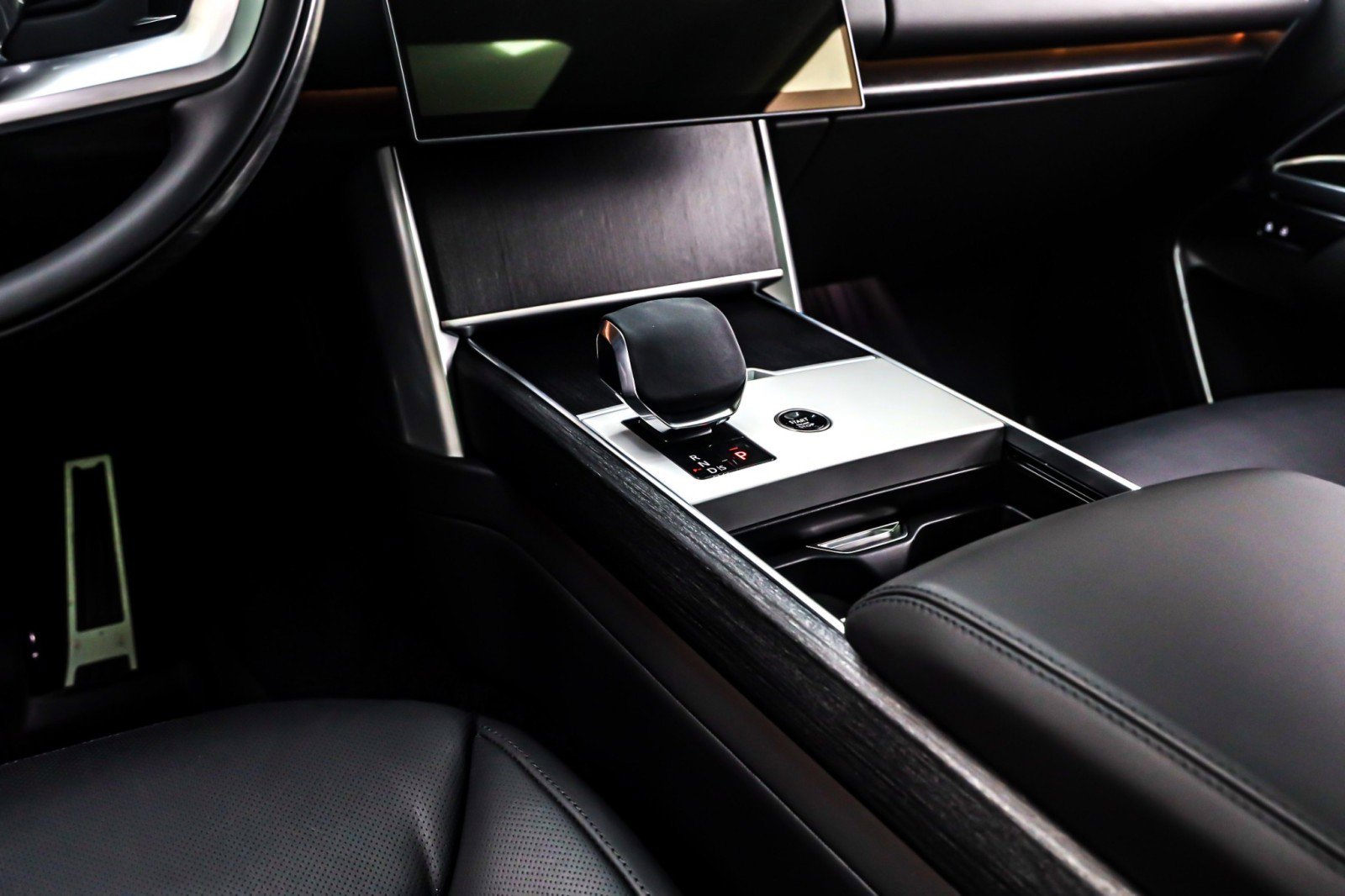 Used 2024 Land Rover Range Rover SE image 7