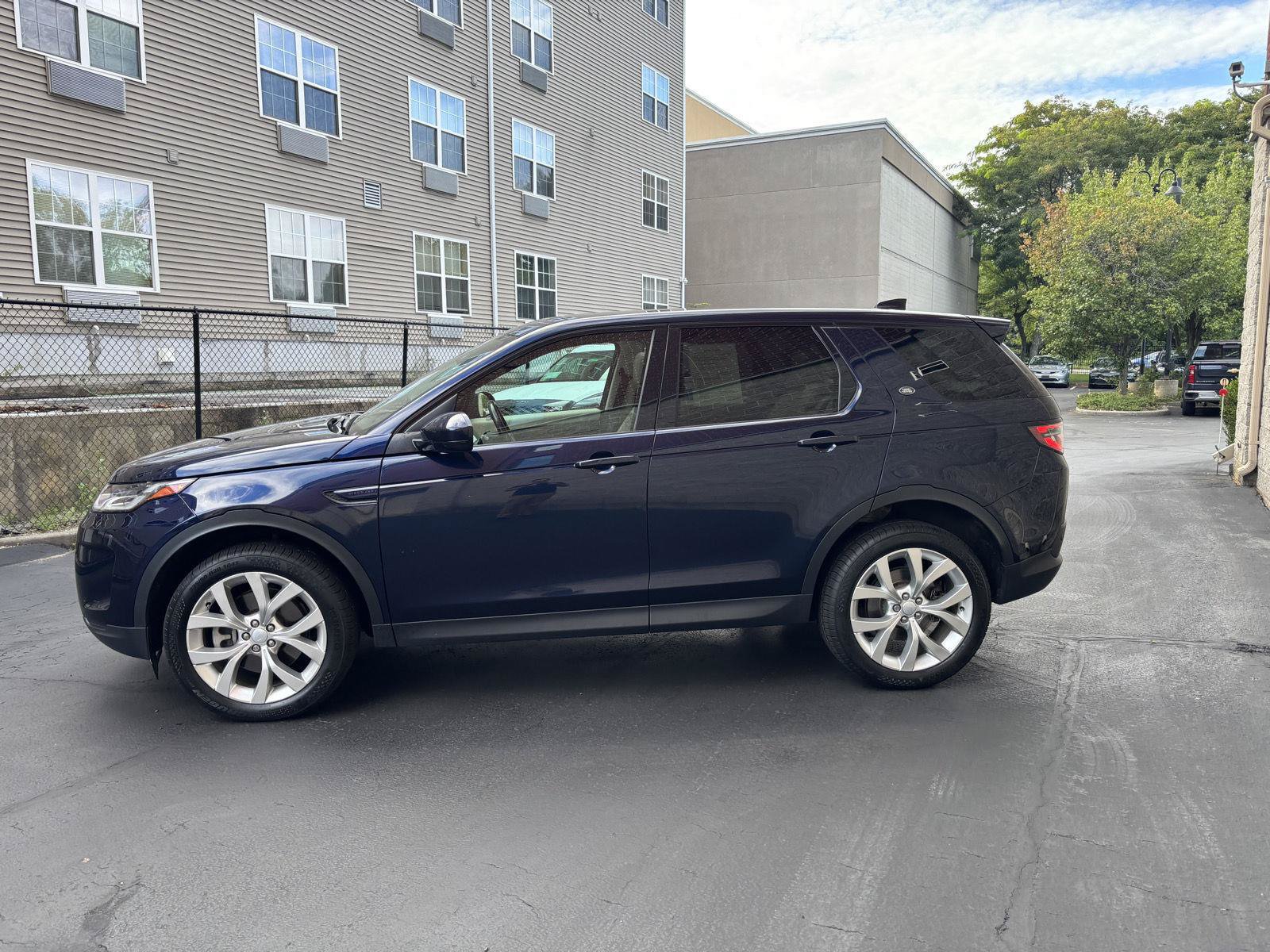 Used 2023 Land Rover Discovery Sport SE AWD/4WD image 3