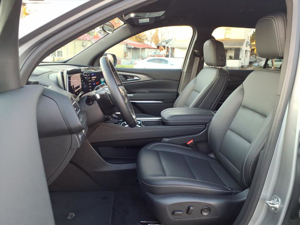 Used 2025 Chevrolet Traverse LT AWD/4WD image 11