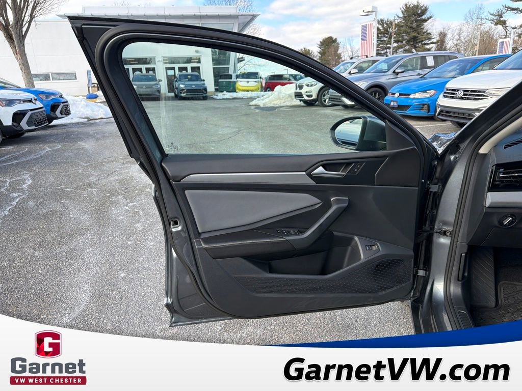 Certified 2025 Volkswagen Jetta SE image 11