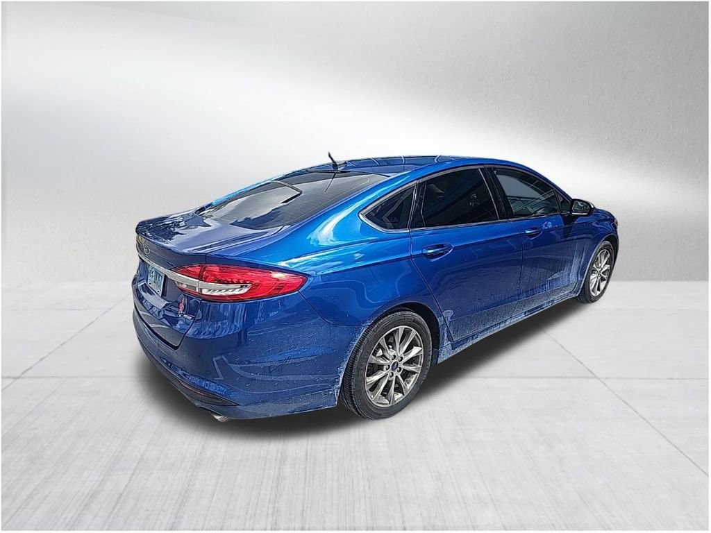 Used 2017 Ford Fusion SE w/ Fusion SE Technology Package image 2