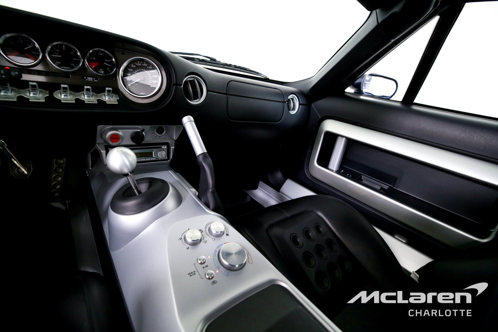 Used 2005 Ford GT RWD image 16