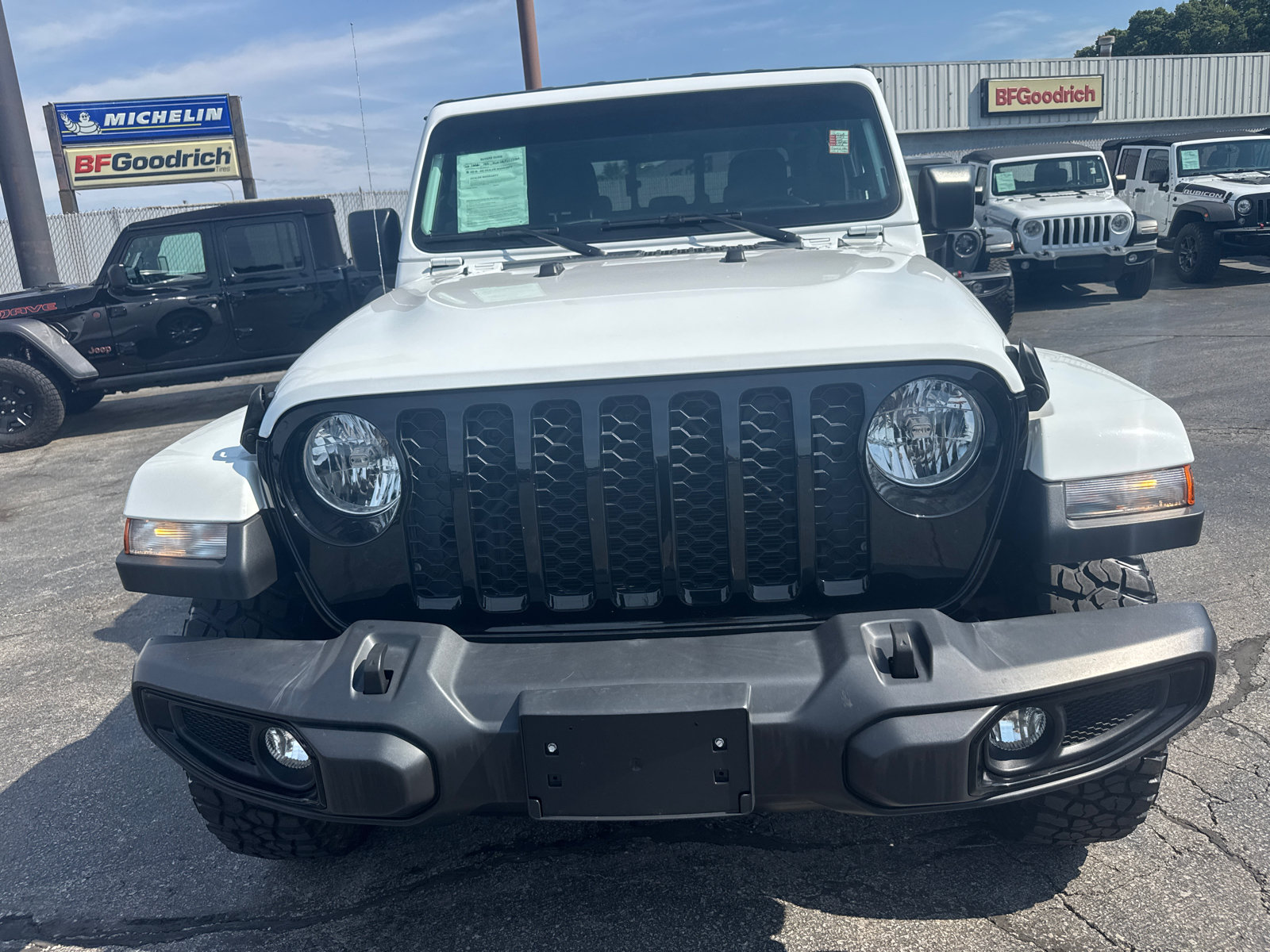 Used 2023 Jeep Gladiator Sport AWD/4WD image 2