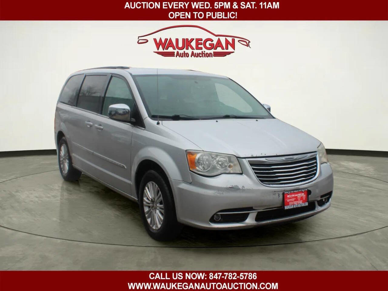 Used 2011 Chrysler Town & Country Touring-L w/ Entertainment Group #2 FWD image 3