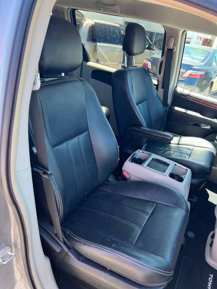Used 2014 Chrysler Town & Country Touring FWD image 15