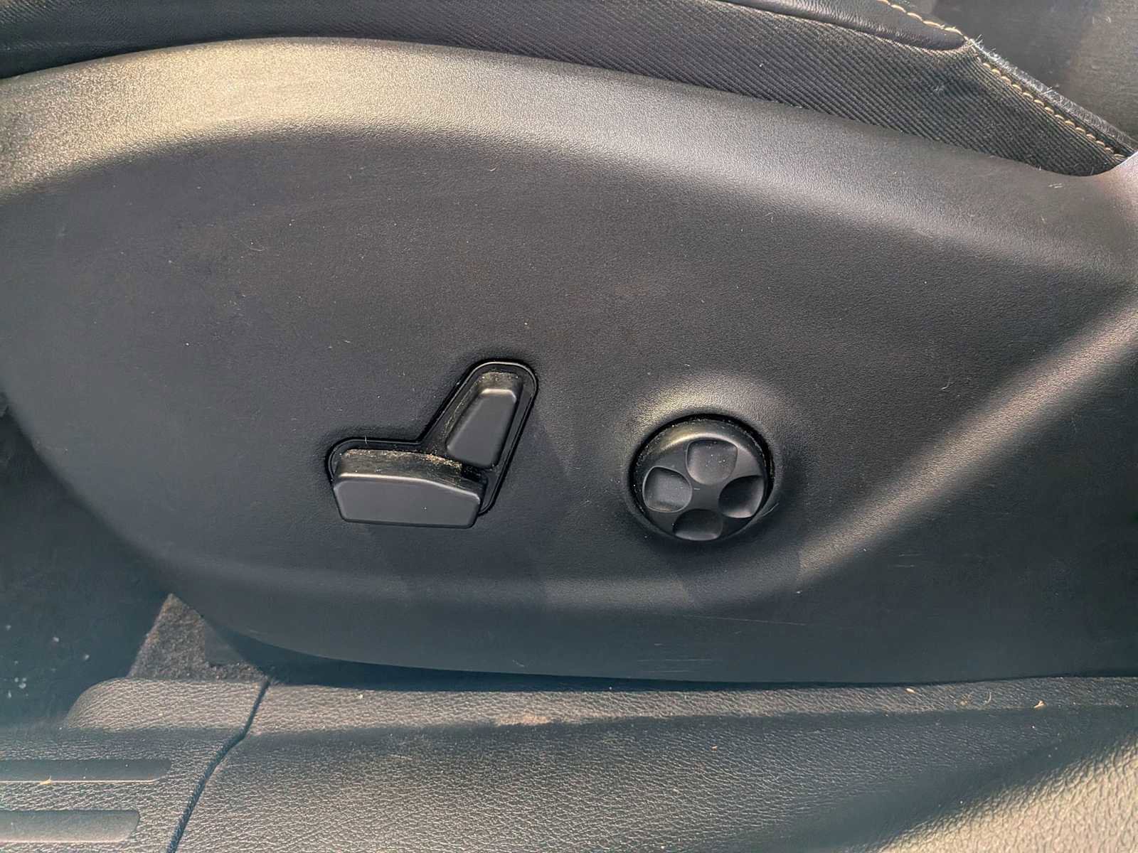 Used 2018 Jeep Cherokee Latitude Plus w/ Comfort/Convenience Group image 16