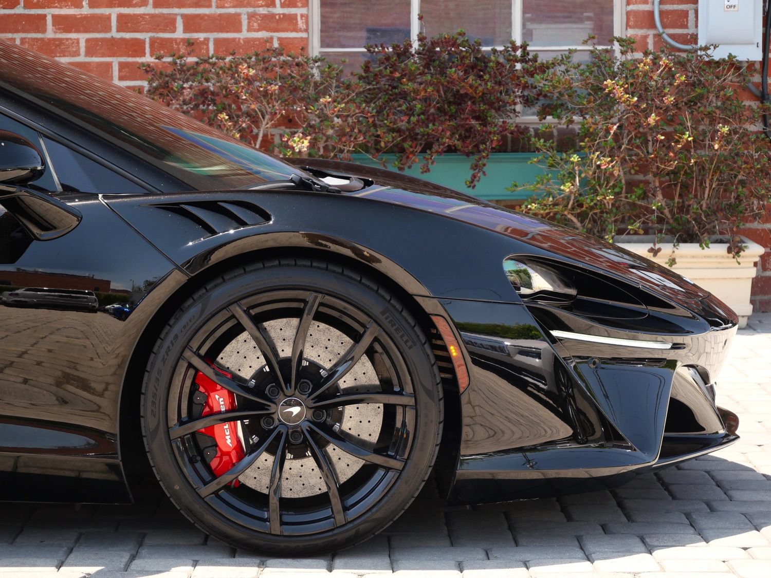 Used 2023 McLaren Artura RWD image 6