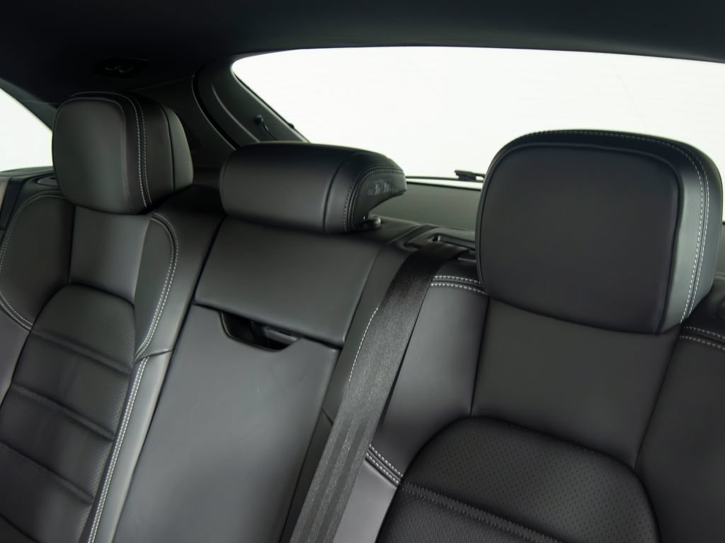 Certified 2025 Porsche Macan GTS AWD/4WD image 38