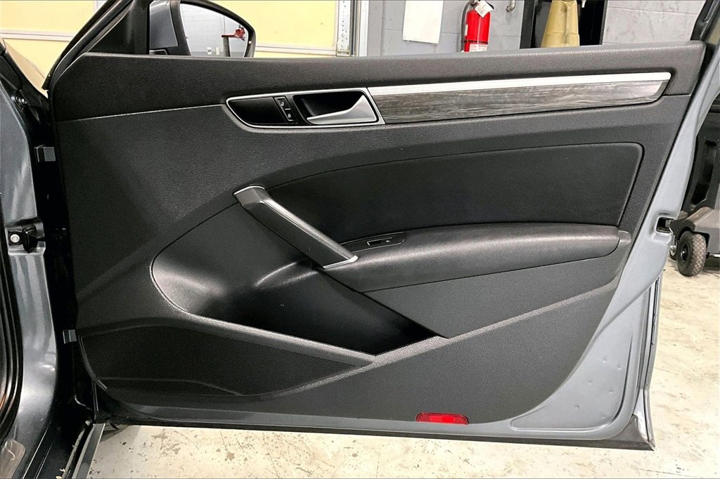 Used 2018 Volkswagen Passat 2.0T SE image 26