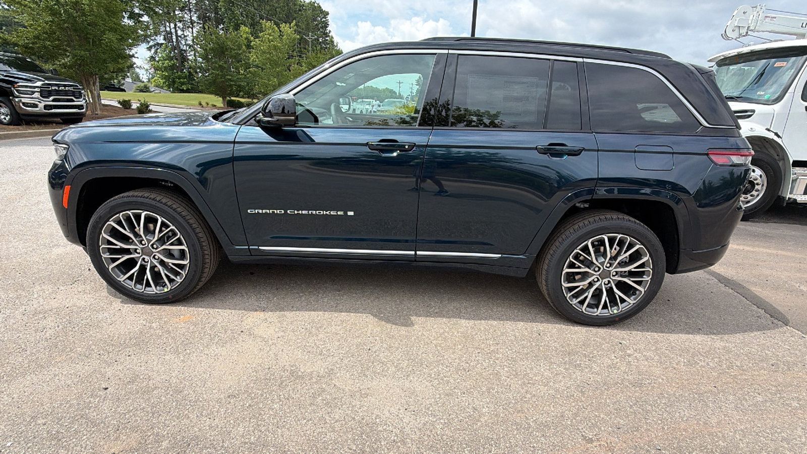 New 2026 Jeep Grand Cherokee Summit AWD/4WD image 11