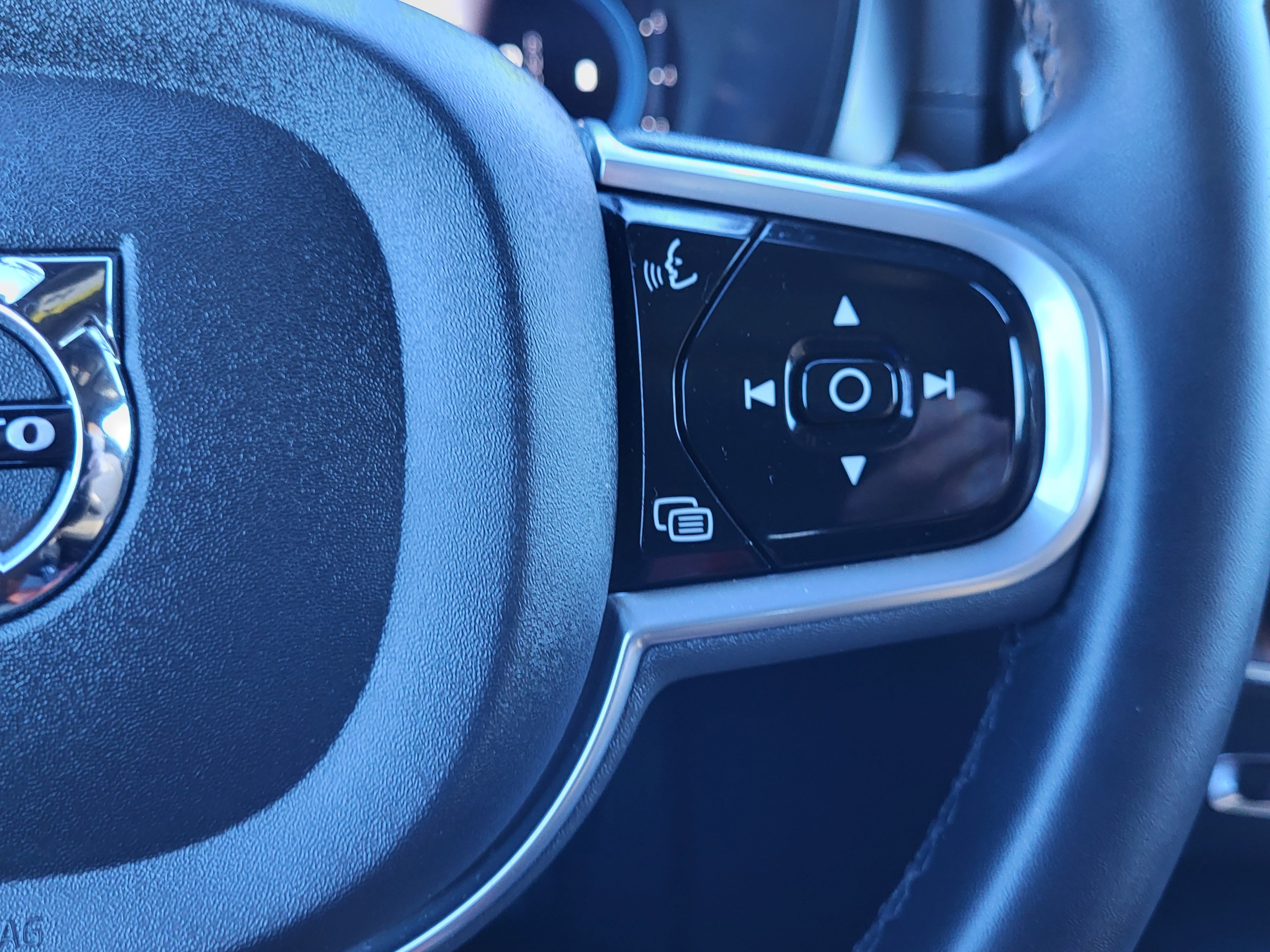 Certified 2023 Volvo XC60 B5 Ultimate w/ Protection Package Premier image 25