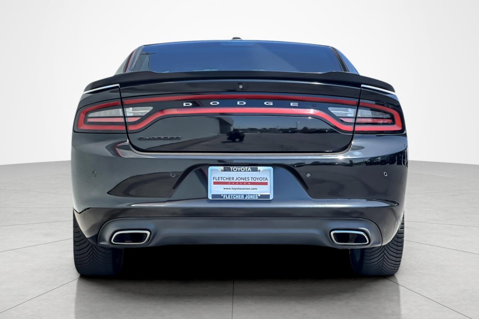 Used 2018 Dodge Charger SXT w/ Blacktop Package RWD image 4