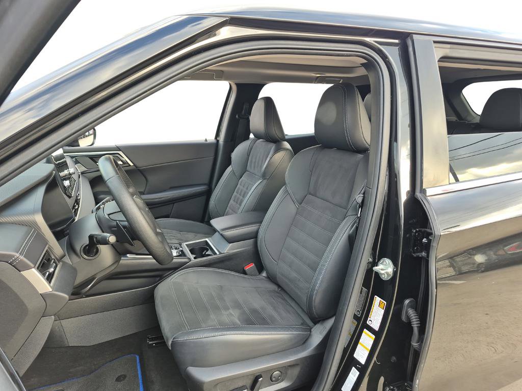 Used 2023 Mitsubishi Outlander SE image 16