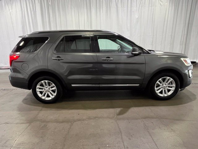Used 2017 Ford Explorer XLT w/ Equipment Group 202A FWD image 3