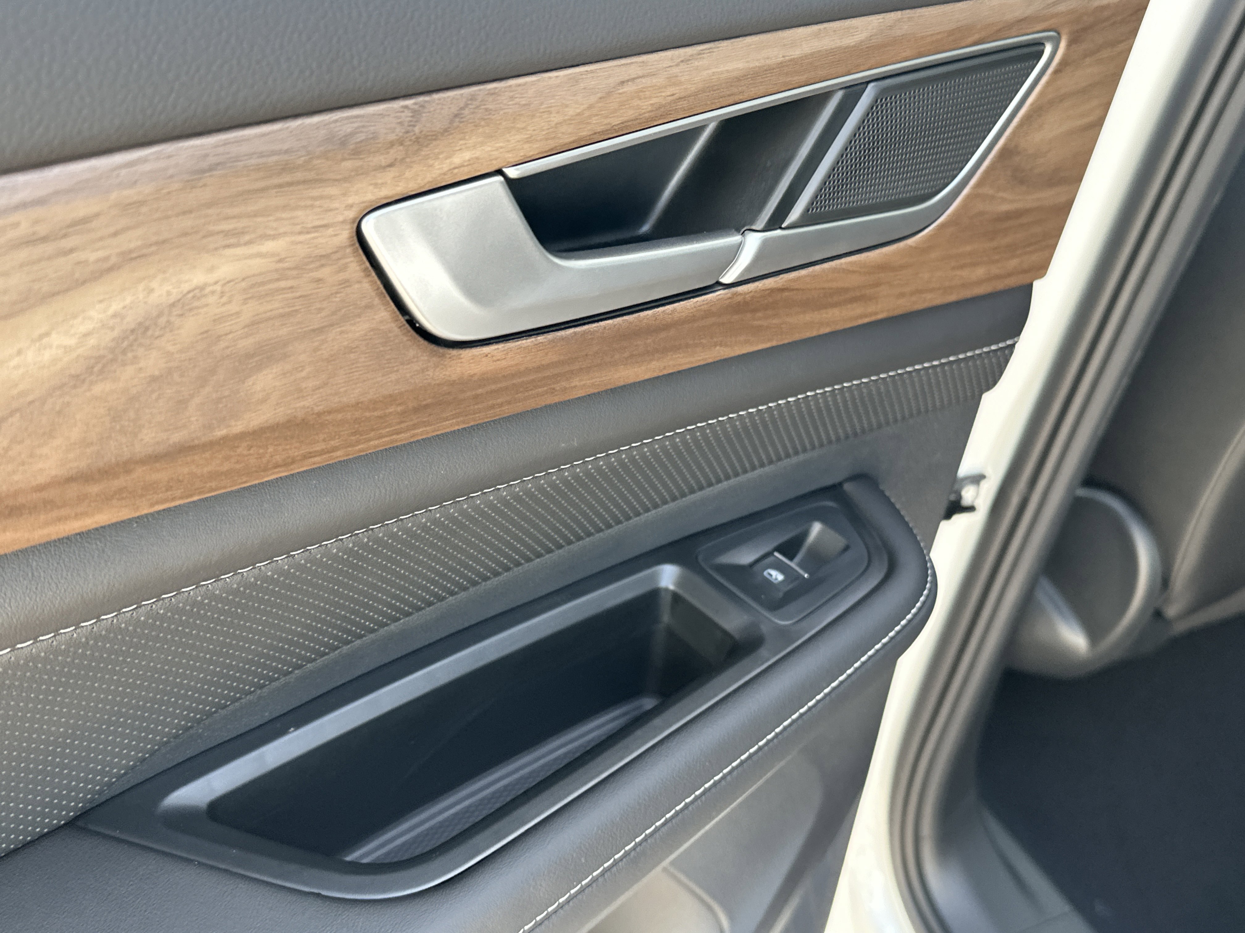 New 2026 Volkswagen Atlas SE image 13