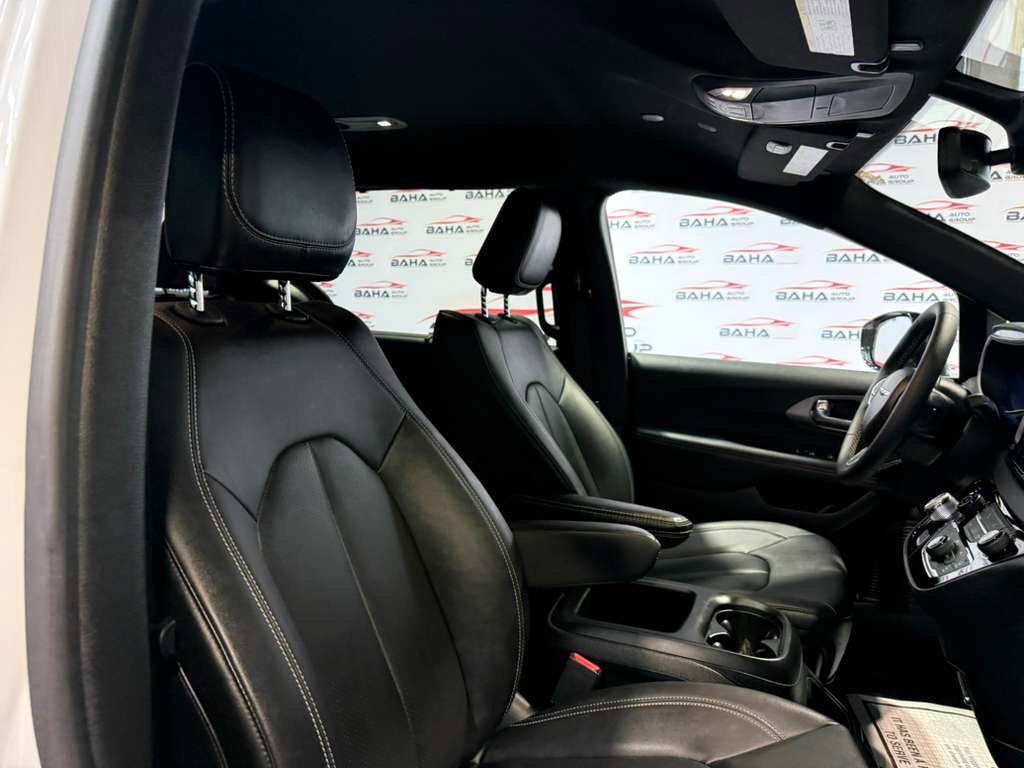 Used 2025 Chrysler Pacifica Select image 43