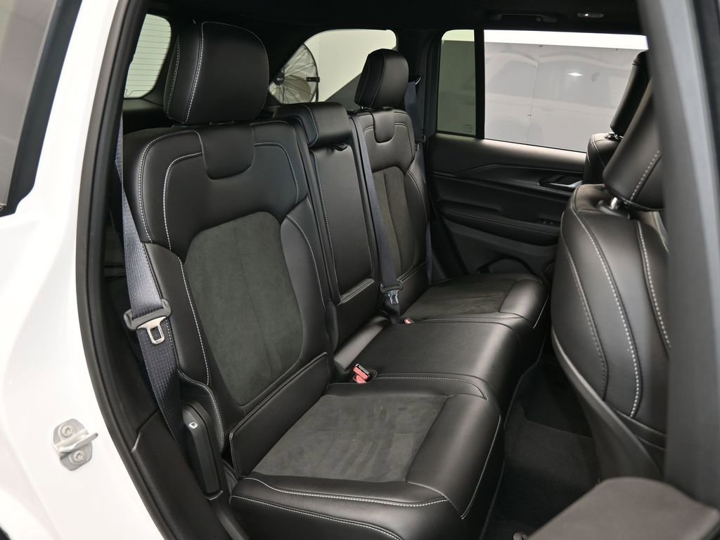 Used 2025 Jeep Grand Cherokee Altitude image 43