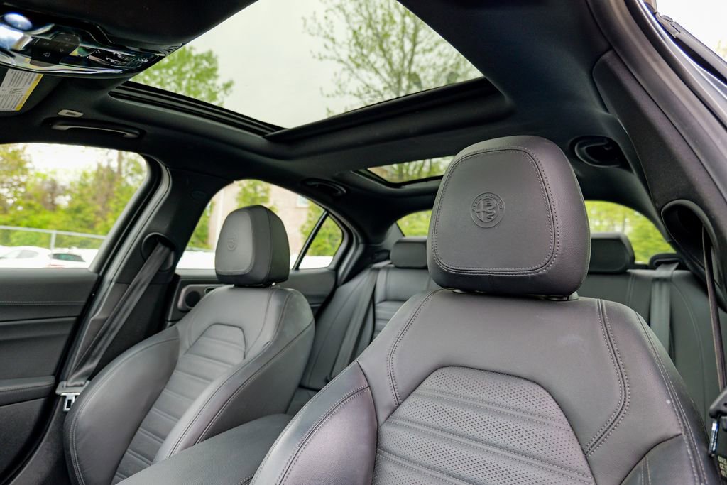 Used 2022 Alfa Romeo Giulia Veloce AWD/4WD image 24
