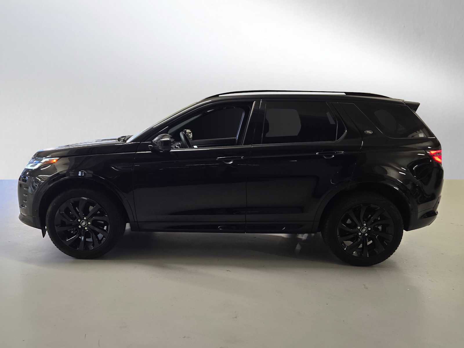 Certified 2025 Land Rover Discovery Sport Dynamic SE image 2