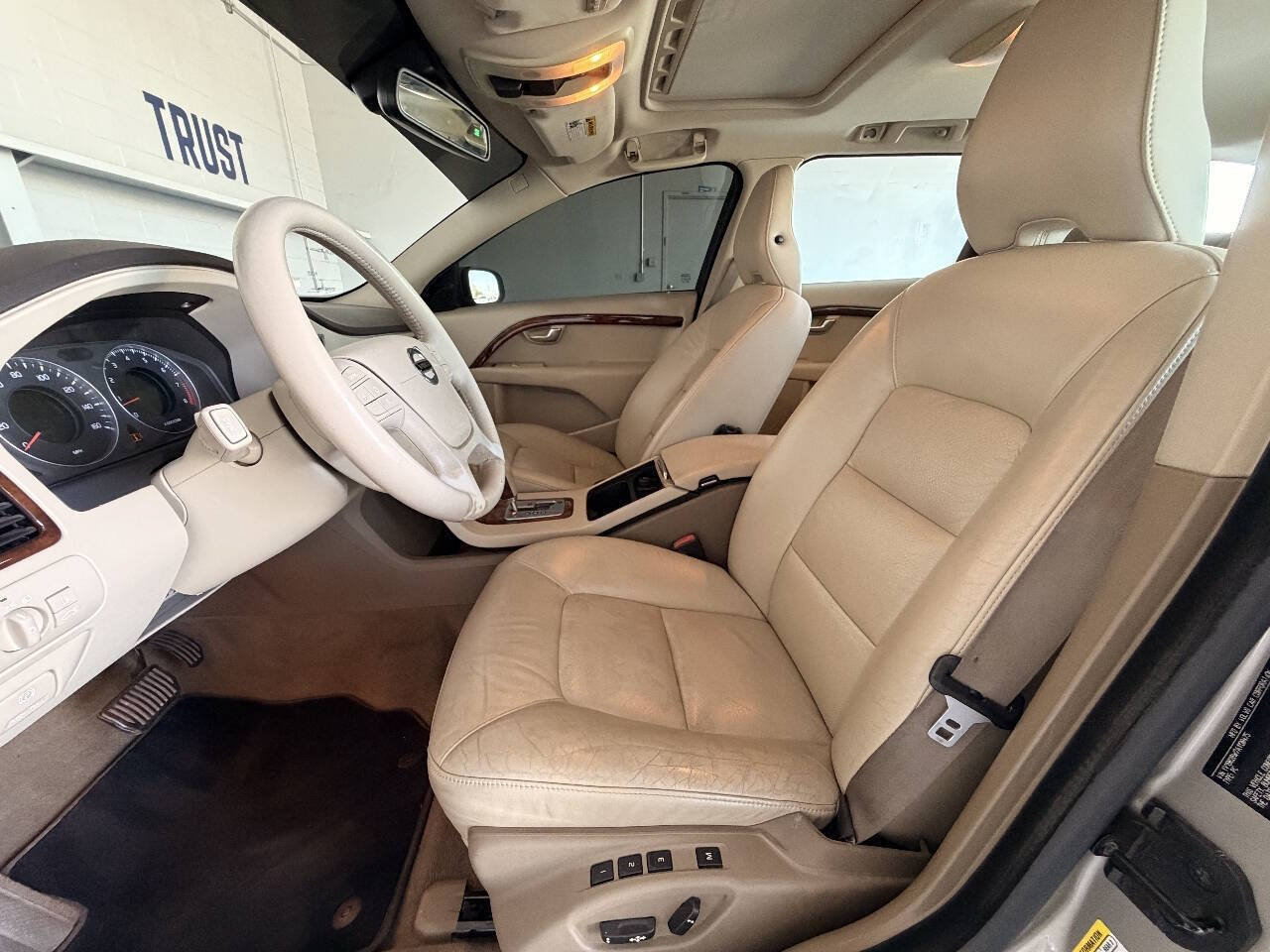Used 2010 Volvo V70 FWD image 18
