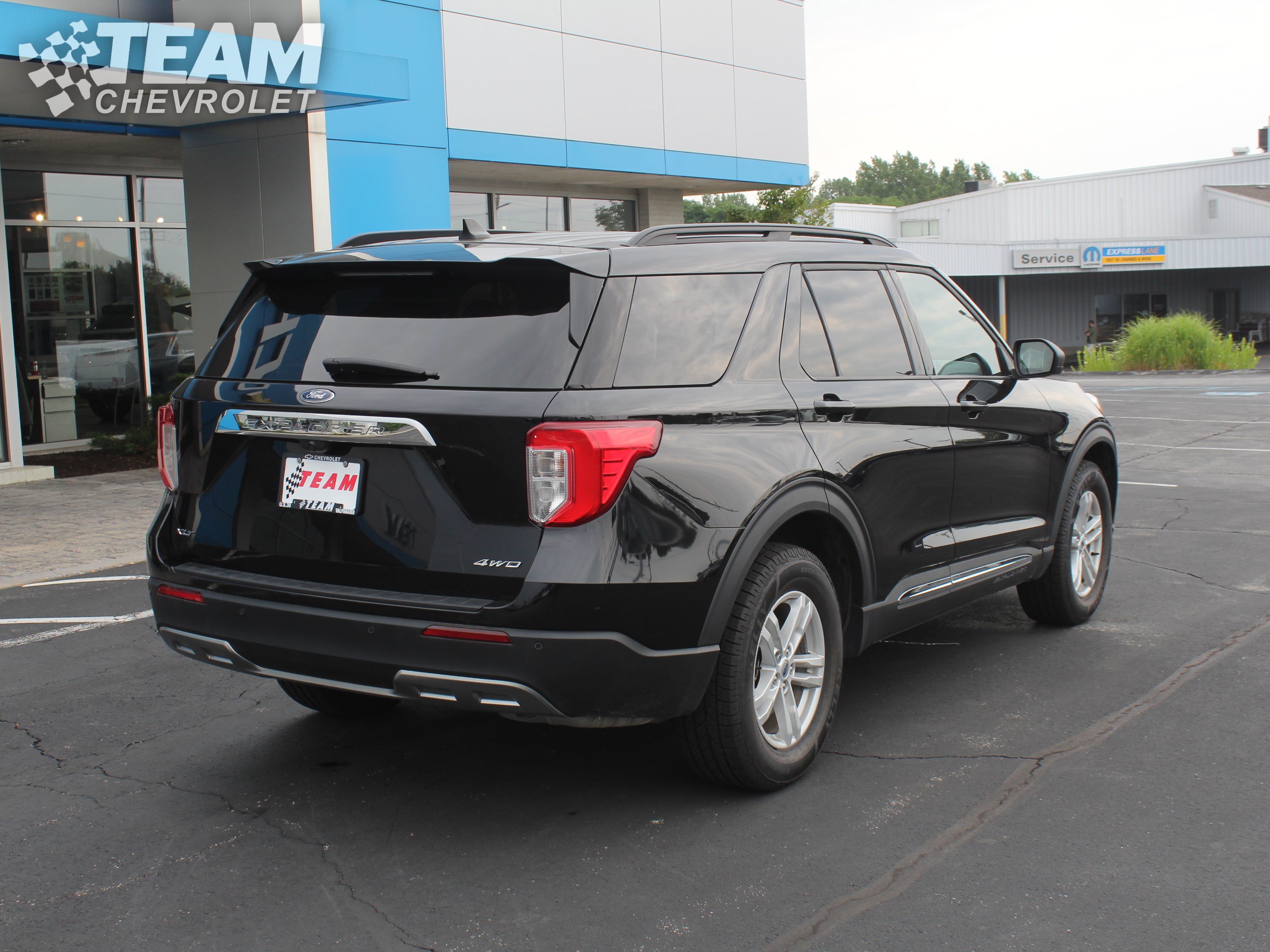 Used 2024 Ford Explorer XLT w/ Equipment Group 202A AWD/4WD image 4